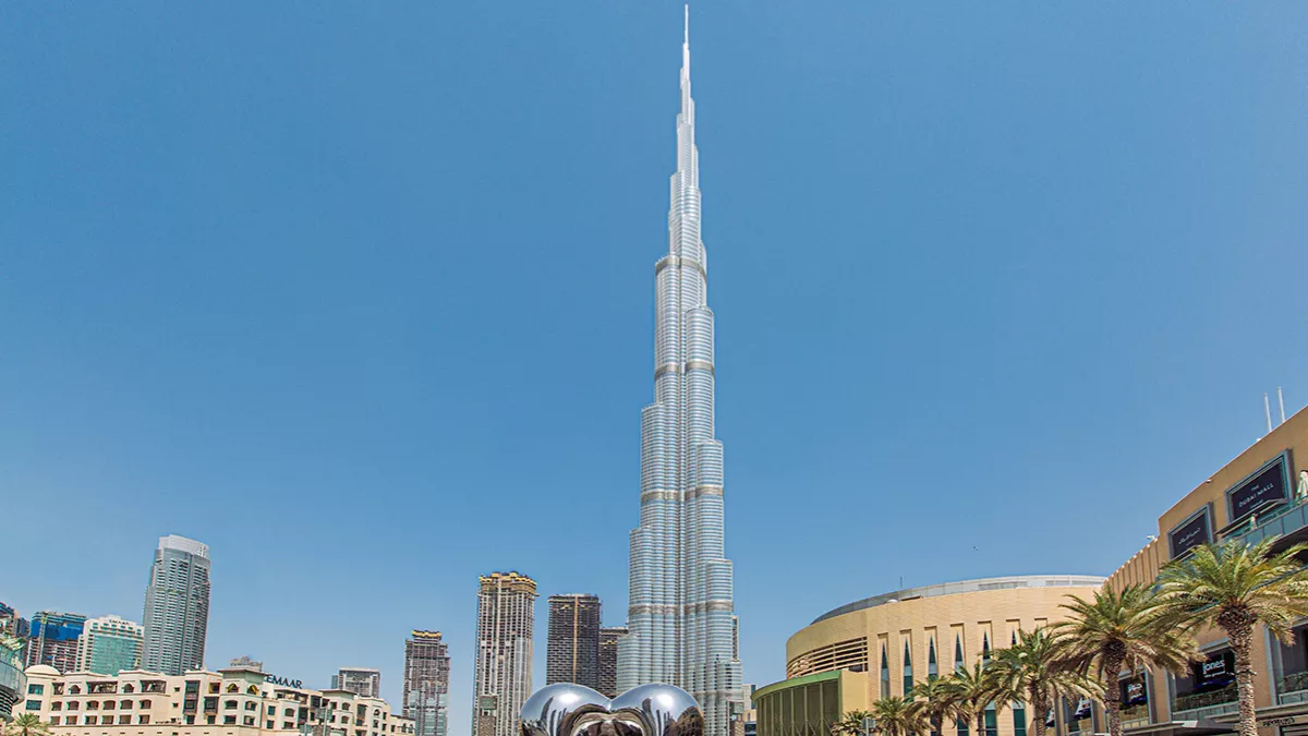 Burj Khalifa turns 14: the architectural marvel keeps sparkling in daylight and becomes a mesmerizing spectacle at night 