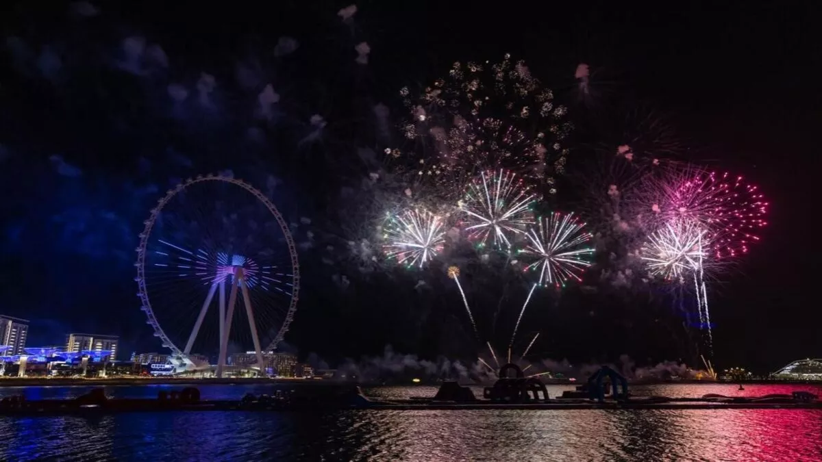 Catch the Free fireworks shows in Dubai held every night during the shopping festival