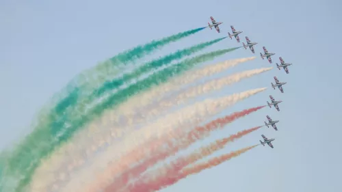 Enjoy for free a great view of aerial acrobatics of the Dubai airshow this week